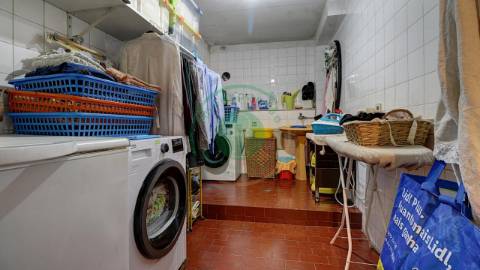 - Vende-se moradia T6 situada numa zona...