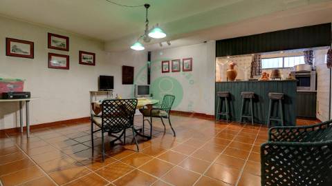 - Vende-se moradia T6 situada numa zona...