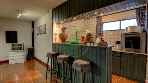 - Vende-se moradia T6 situada numa zona...