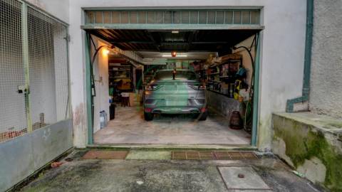 - Vende-se moradia T6 situada numa zona...