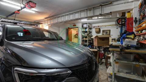 - Vende-se moradia T6 situada numa zona...