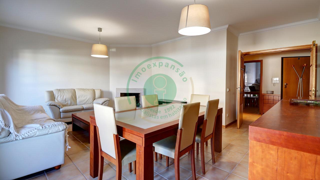 - Arrenda-se apartamento T3, situado numa zona...