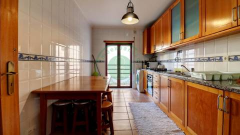 - Arrenda-se apartamento T3, situado numa zona...