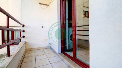 - Arrenda-se apartamento T3, situado numa zona...