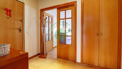 - Arrenda-se apartamento T3, situado numa zona...