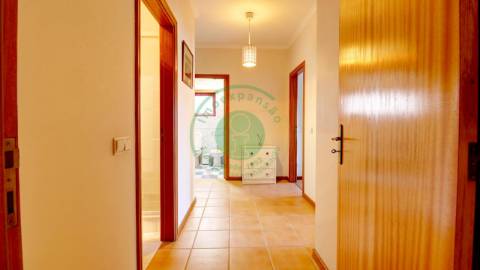 - Arrenda-se apartamento T3, situado numa zona...