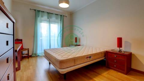- Arrenda-se apartamento T3, situado numa zona...