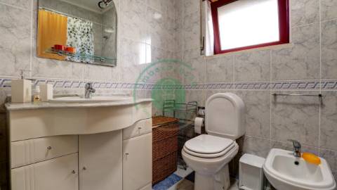 - Arrenda-se apartamento T3, situado numa zona...