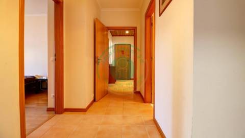 - Arrenda-se apartamento T3, situado numa zona...