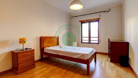 - Arrenda-se apartamento T3, situado numa zona...