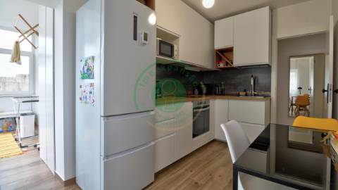 - Vende-se apartamento T2 totalmente renovado na...