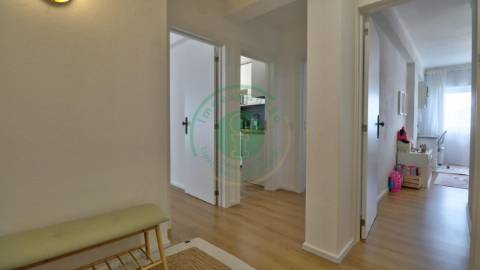 - Vende-se apartamento T2 totalmente renovado na...