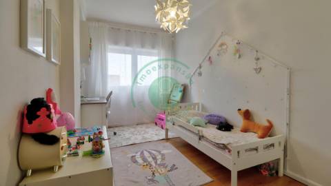 - Vende-se apartamento T2 totalmente renovado na...