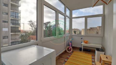 - Vende-se apartamento T2 totalmente renovado na...