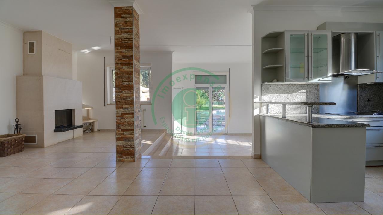 - Vende-se moradia T4 com piscina, localizada na...