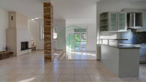 - Vende-se moradia T4 com piscina, localizada na...