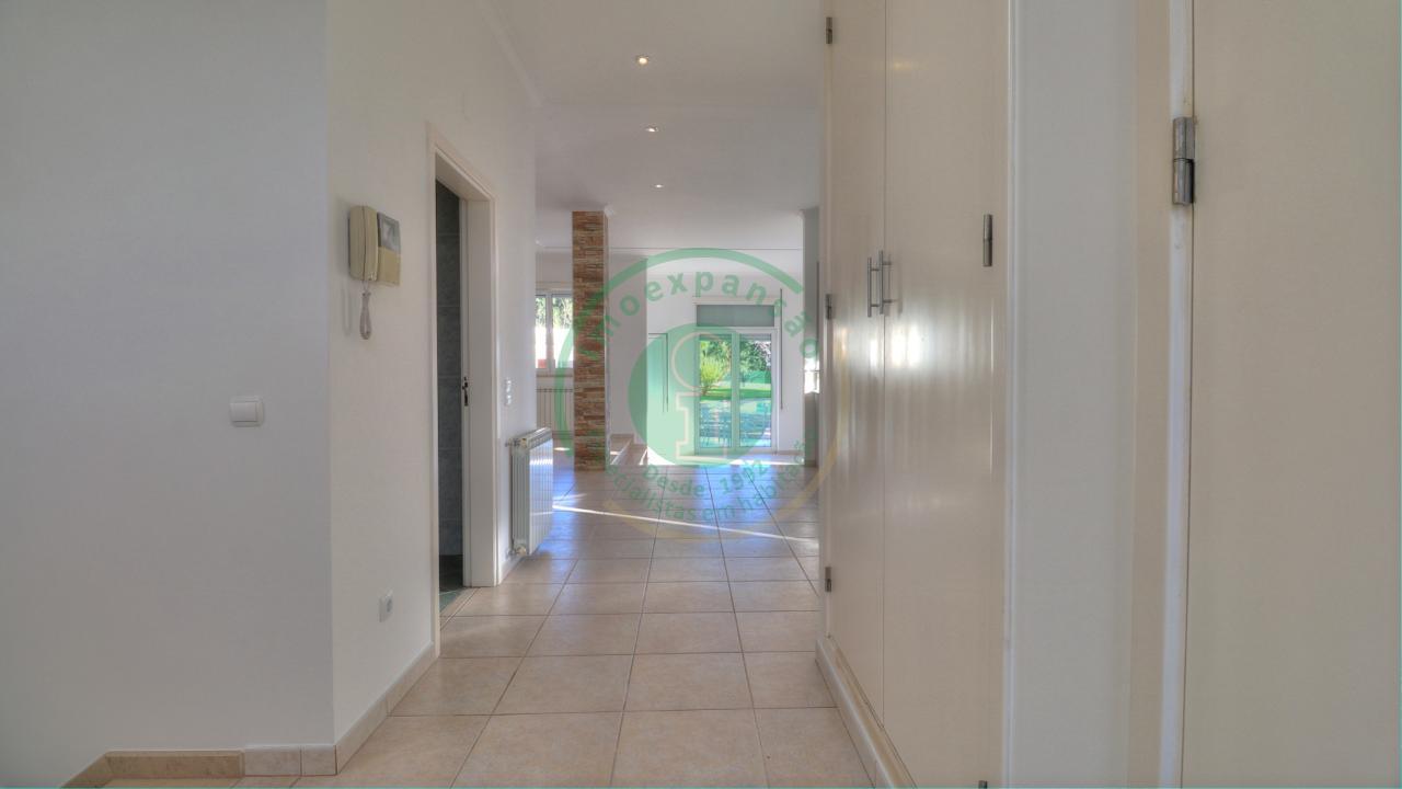 - Vende-se moradia T4 com piscina, localizada na...