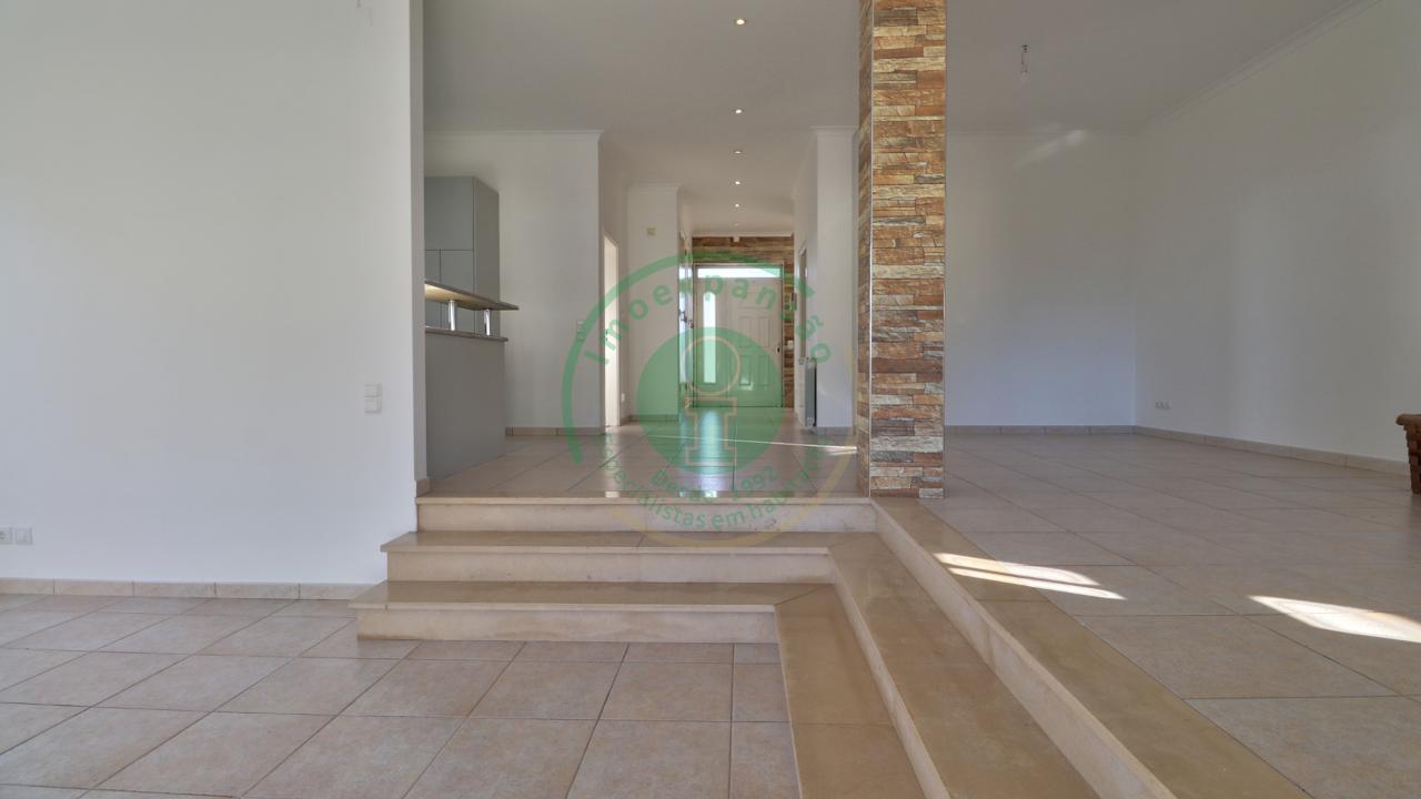 - Vende-se moradia T4 com piscina, localizada na...