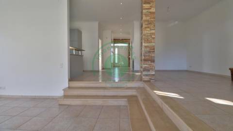 - Vende-se moradia T4 com piscina, localizada na...