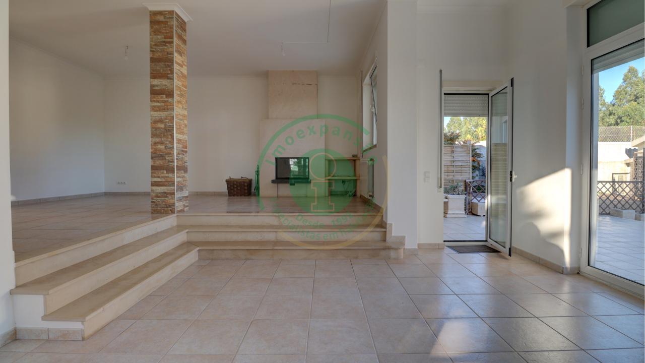 - Vende-se moradia T4 com piscina, localizada na...