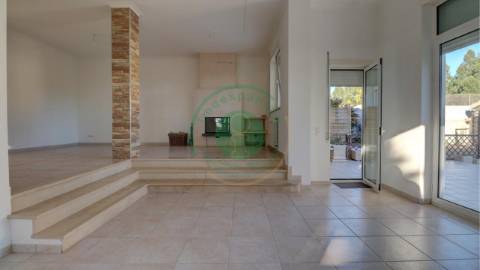 - Vende-se moradia T4 com piscina, localizada na...