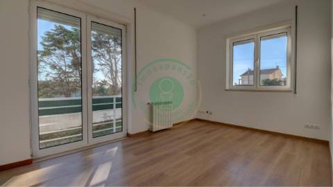 - Vende-se moradia T4 com piscina, localizada na...