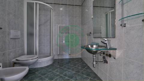 - Vende-se moradia T4 com piscina, localizada na...