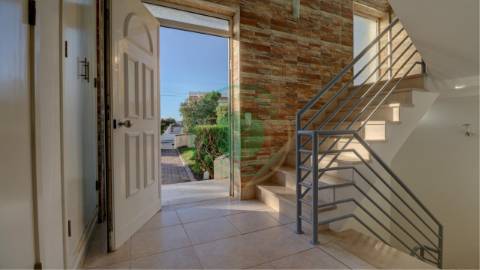 - Vende-se moradia T4 com piscina, localizada na...