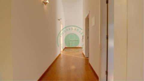 - Vende-se moradia T4 com piscina, localizada na...