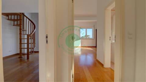 - Vende-se moradia T4 com piscina, localizada na...