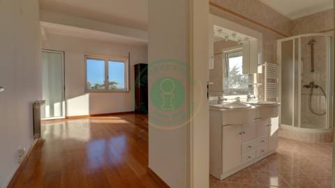 - Vende-se moradia T4 com piscina, localizada na...