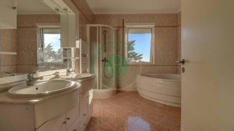 - Vende-se moradia T4 com piscina, localizada na...