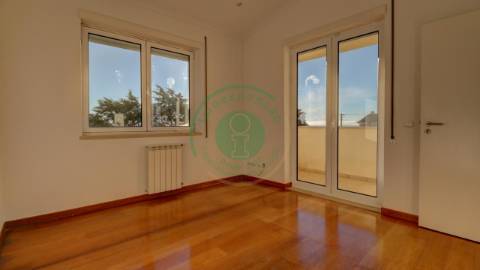 - Vende-se moradia T4 com piscina, localizada na...