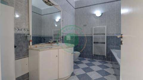 - Vende-se moradia T4 com piscina, localizada na...