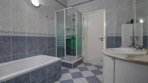 - Vende-se moradia T4 com piscina, localizada na...