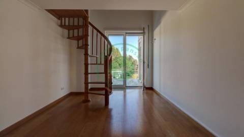 - Vende-se moradia T4 com piscina, localizada na...