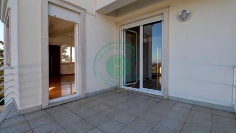 - Vende-se moradia T4 com piscina, localizada na...