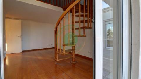 - Vende-se moradia T4 com piscina, localizada na...