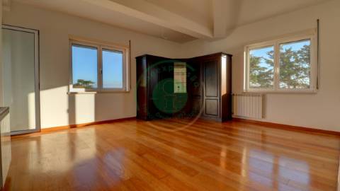 - Vende-se moradia T4 com piscina, localizada na...