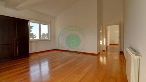 - Vende-se moradia T4 com piscina, localizada na...