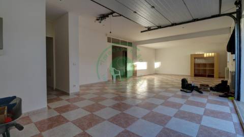 - Vende-se moradia T4 com piscina, localizada na...