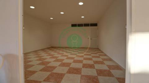 - Vende-se moradia T4 com piscina, localizada na...