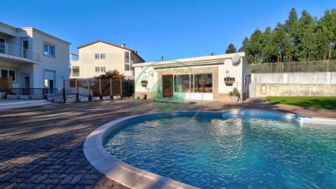 - Vende-se moradia T4 com piscina, localizada na...