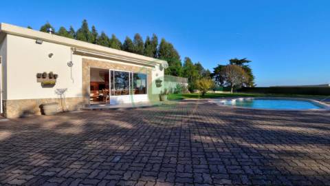 - Vende-se moradia T4 com piscina, localizada na...