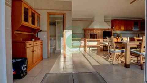 - Vende-se moradia T4 com piscina, localizada na...