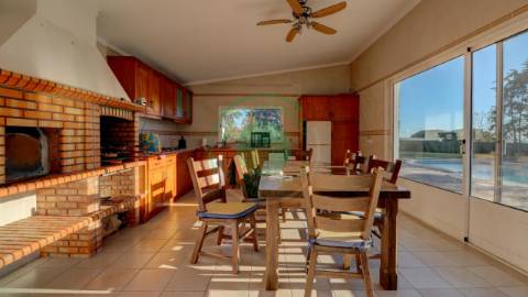 - Vende-se moradia T4 com piscina, localizada na...