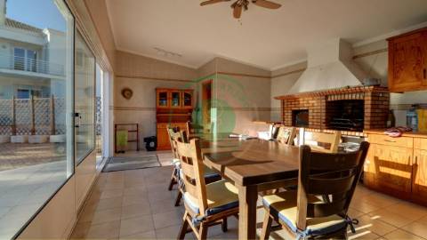 - Vende-se moradia T4 com piscina, localizada na...