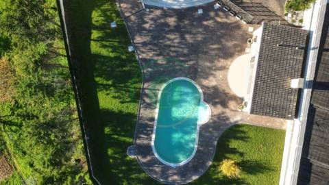 - Vende-se moradia T4 com piscina, localizada na...