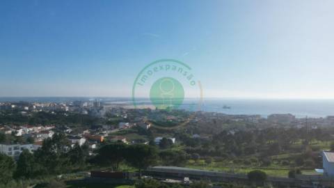 - Vende-se moradia T4 com piscina, localizada na...