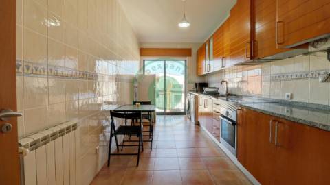 - Arrenda-se apartamento T2 com garagem na...